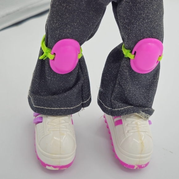 Vintage 1998 Chelsea Roller Skating Doll - Picture 3 of 10
